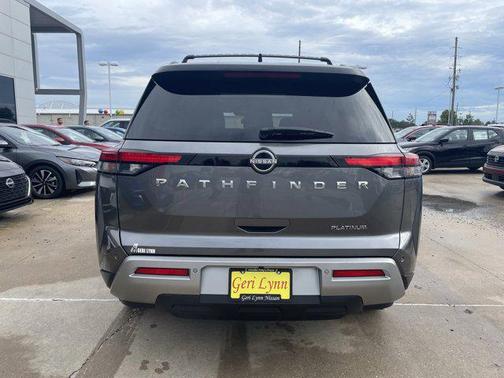 2022 Nissan Pathfinder Platinum 2WD
