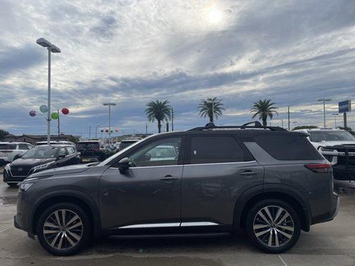2022 Nissan Pathfinder Platinum 2WD