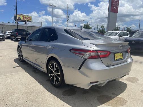 Celestial Silver Metallic 2019 Toyota Camry SE