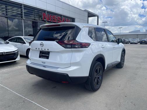 Everest White Pearl Tricoat 2026 Nissan Rogue SV