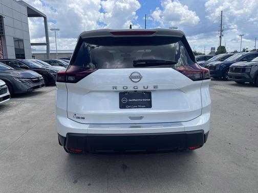 Everest White Pearl Tricoat 2026 Nissan Rogue SV