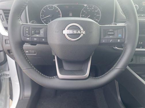Everest White Pearl Tricoat 2026 Nissan Rogue SV