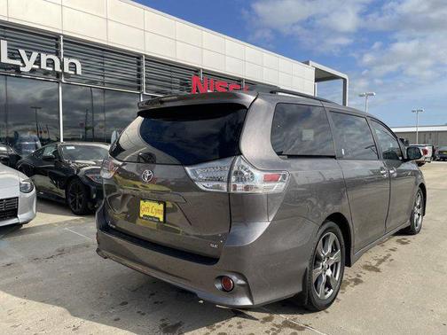 2020 Toyota Sienna SE