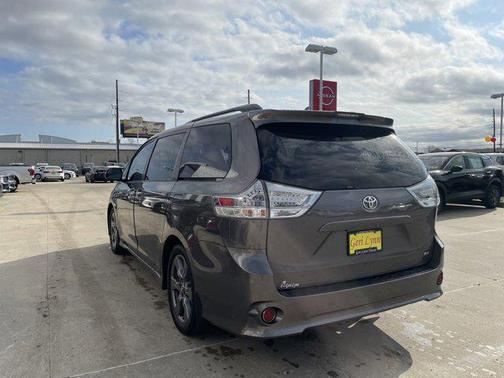 2020 Toyota Sienna SE