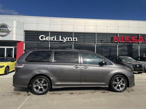 2020 Toyota Sienna SE