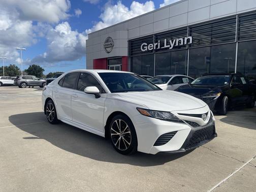 Super White 2018 Toyota Camry SE
