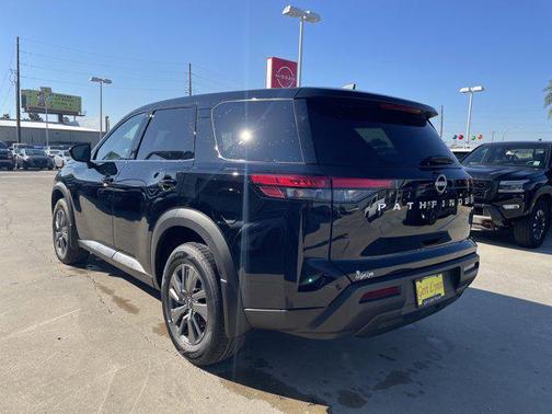 2025 Nissan Pathfinder S FWD