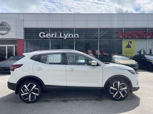 Pearl White Tricoat 2021 Nissan Rogue Sport SL