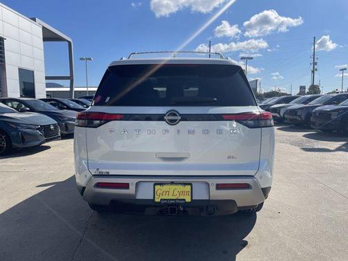2023 Nissan Pathfinder SL FWD