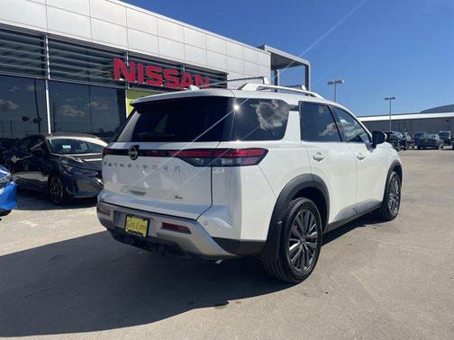 2023 Nissan Pathfinder SL FWD