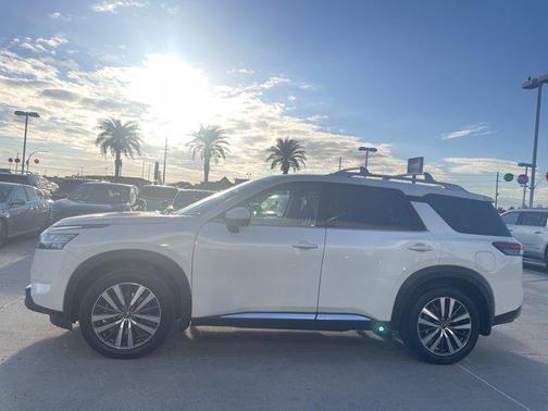 2022 Nissan Pathfinder Platinum 2WD
