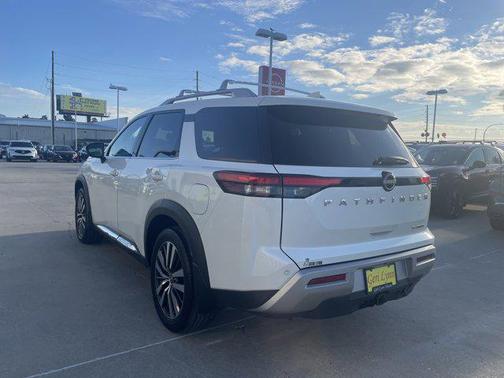 2022 Nissan Pathfinder Platinum 2WD