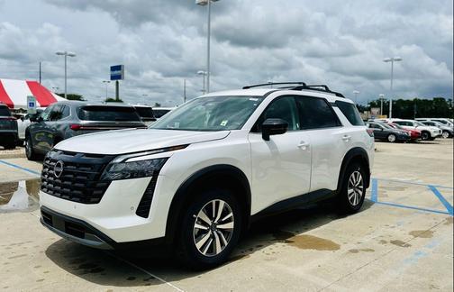 Everest White Pearl Tricoat 2026 Nissan Pathfinder SL