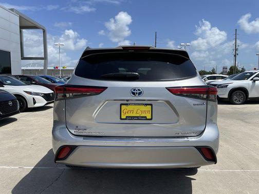 2022 Toyota Highlander Hybrid Platinum