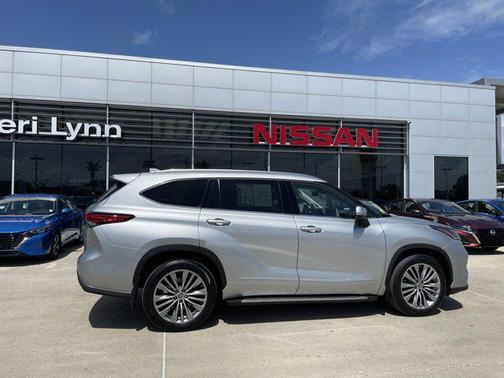 2022 Toyota Highlander Hybrid Platinum