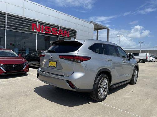 2022 Toyota Highlander Hybrid Platinum