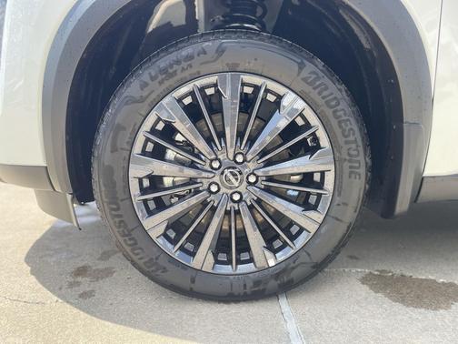 Everest White Pearl Tricoat 2026 Nissan Pathfinder SL