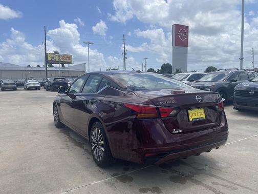 Garnet Pearl Metallic 2025 Nissan Altima SV FWD