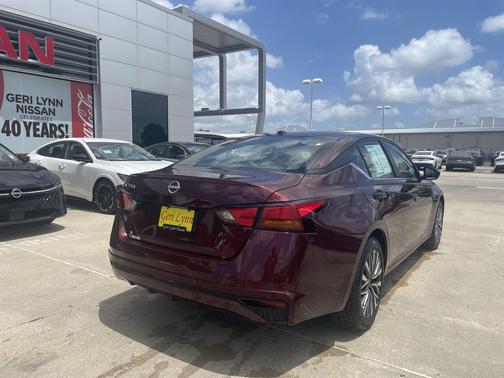 Garnet Pearl Metallic 2025 Nissan Altima SV FWD