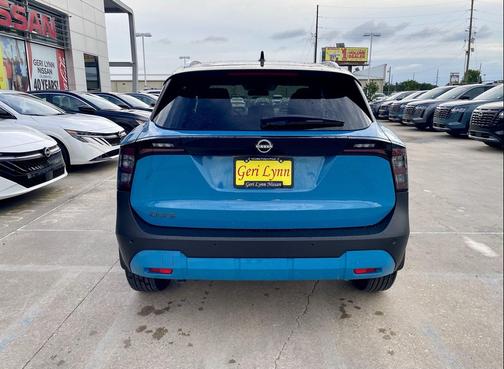 Arctic Ice Blue Metallic/Super Black 2027 Nissan Kicks SR