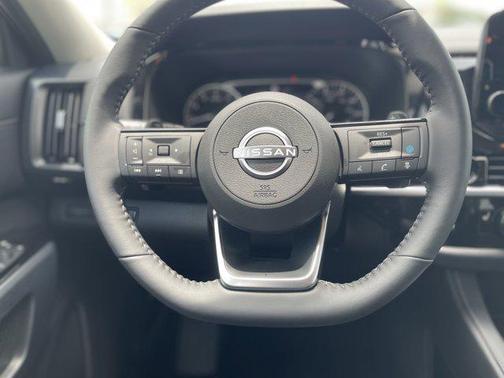 2025 Nissan Pathfinder SL FWD