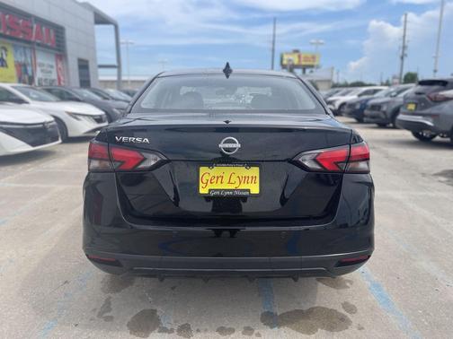 Super Black 2025 Nissan Versa 1.6 SV