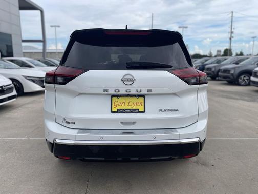 Everest White Pearl/Super Black 2024 Nissan Rogue Platinum