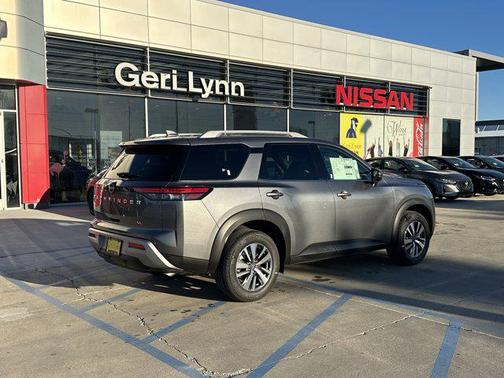 2025 Nissan Pathfinder SL FWD