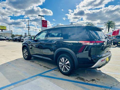 2025 Nissan Pathfinder SL FWD