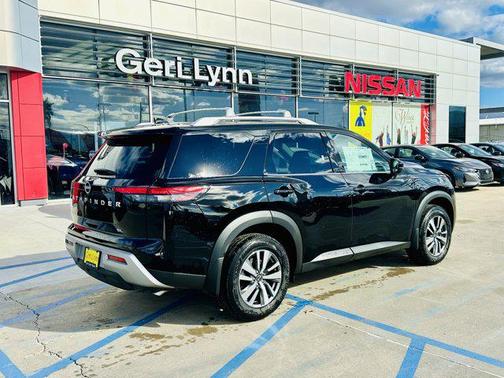 2025 Nissan Pathfinder SL FWD