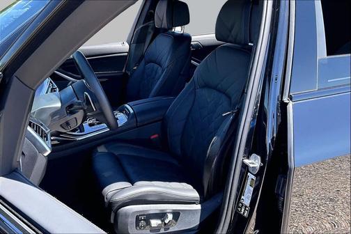 Black Sapphire Metallic 2026 BMW X7 xDrive40i