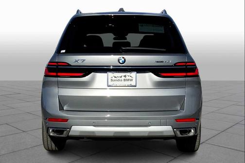 Gray 2025 BMW X7 xDrive40i