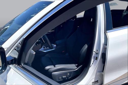 Alpine White 2024 BMW 330 330i