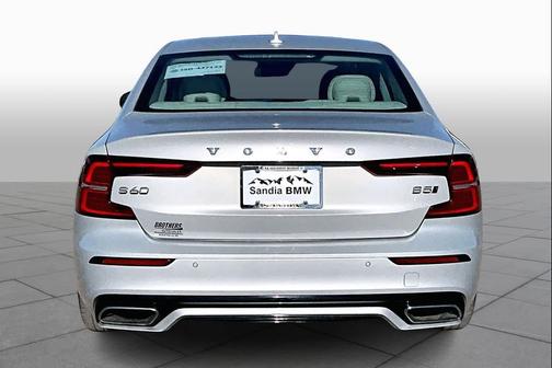 2022 Volvo S60 T5 Momentum