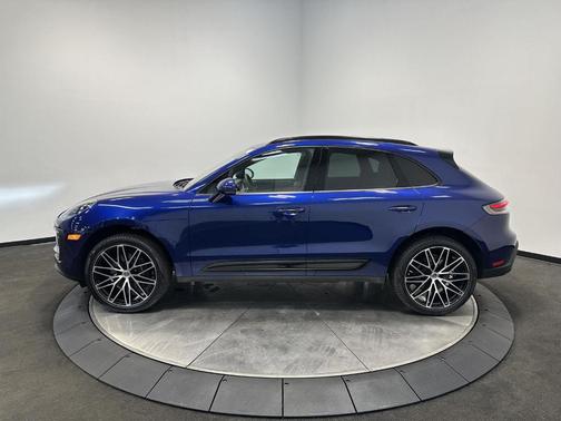 Gentian Blue Metallic 2026 Porsche Macan