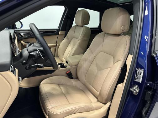 Gentian Blue Metallic 2026 Porsche Macan