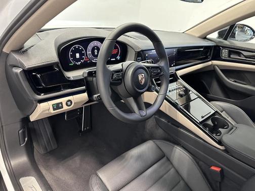 2025 Porsche Panamera 4