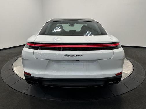 2025 Porsche Panamera 4
