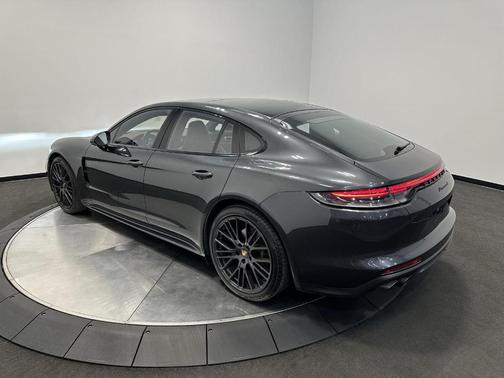 Volcano Grey Metallic 2022 Porsche Panamera 4 Platinum Edition