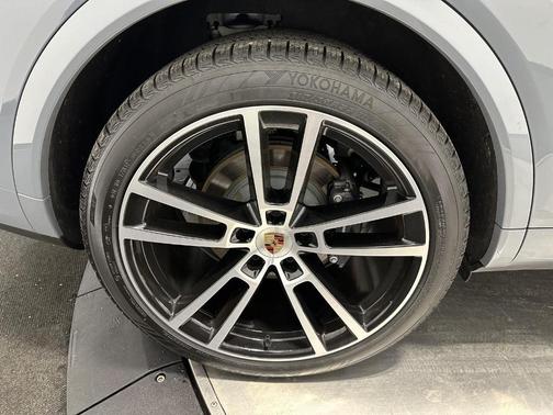 2025 Porsche Cayenne AWD