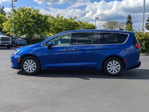 Photo 2 of 32 of 2019 Chrysler Pacifica L