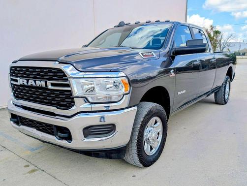 2022 RAM 3500 Lone Star Crew Cab 4x4 8' Box