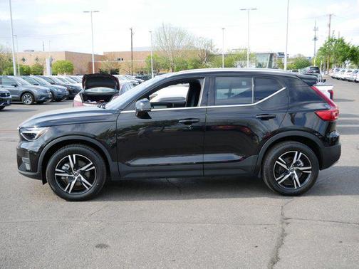 Onyx Black Metallic 2025 Volvo XC40 B5 Core Bright Theme