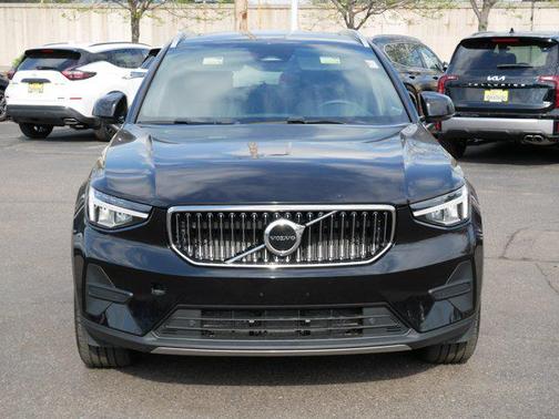 Onyx Black Metallic 2025 Volvo XC40 B5 Core Bright Theme