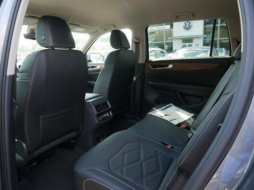 2025 Volkswagen Atlas 2.0T SE w/Technology 4MOTION