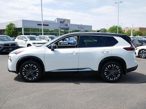 Everest White Pearl/Super Black 2024 Nissan Rogue Platinum