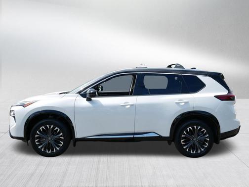 Everest White Pearl/Super Black 2024 Nissan Rogue Platinum