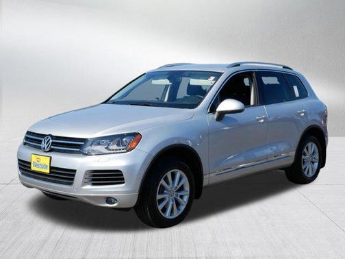 Cool Silver Metallic 2014 Volkswagen Touareg 3.6L Sport
