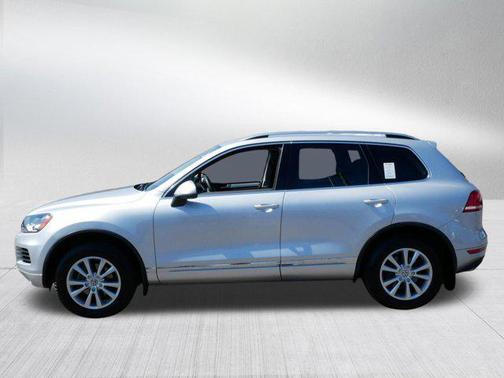 Cool Silver Metallic 2014 Volkswagen Touareg 3.6L Sport