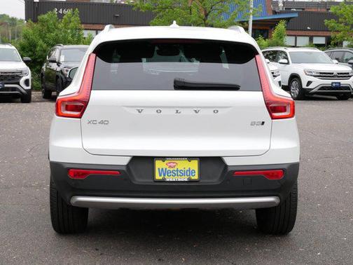 Crystal White Pearl 2025 Volvo XC40 B5 Core Bright Theme